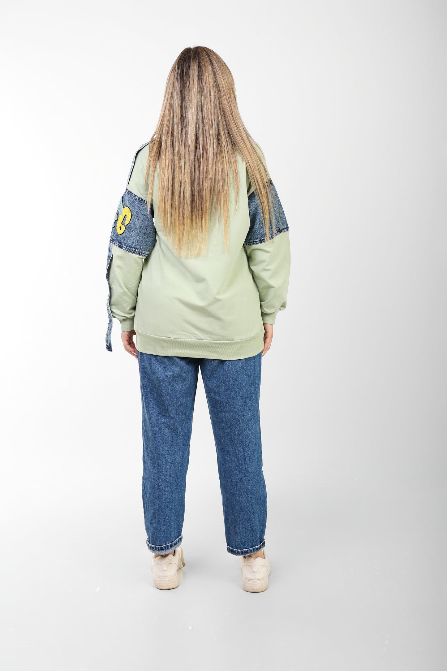 Sweatshirt with Denim Patchwork Sleeves & Casual Fit