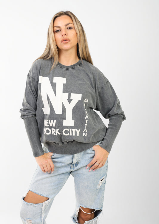Women's Vintage NY Manhattan Graphic Sweatshirt – Oversized Casual Pullover