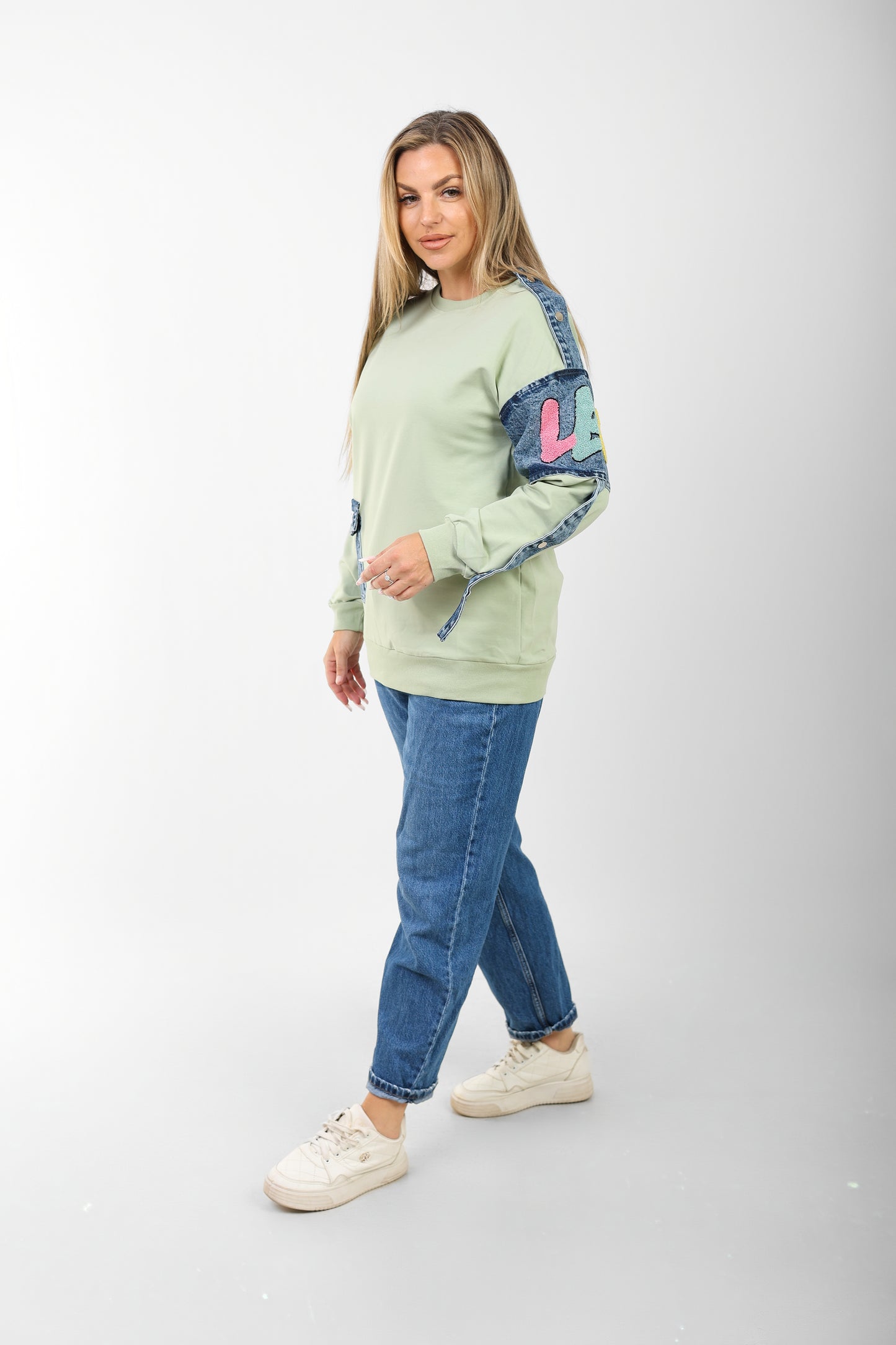 Sweatshirt with Denim Patchwork Sleeves & Casual Fit