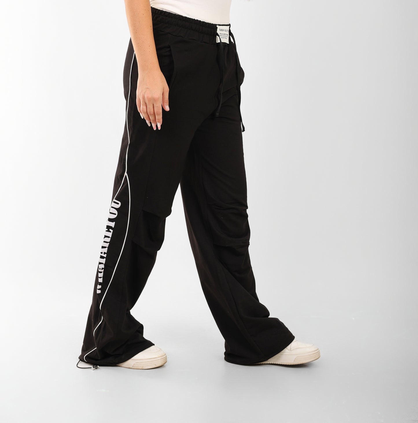 Women's Black Cargo Joggers with Side Print – Streetwear Style, Relaxed Fit