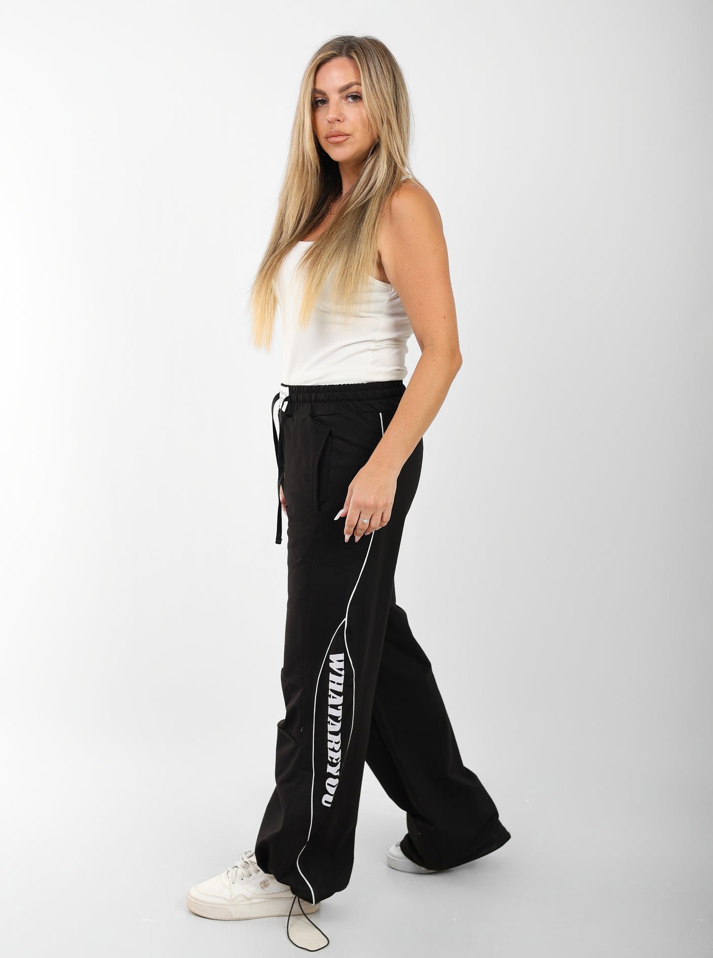 Women's Black Cargo Joggers with Side Print – Streetwear Style, Relaxed Fit
