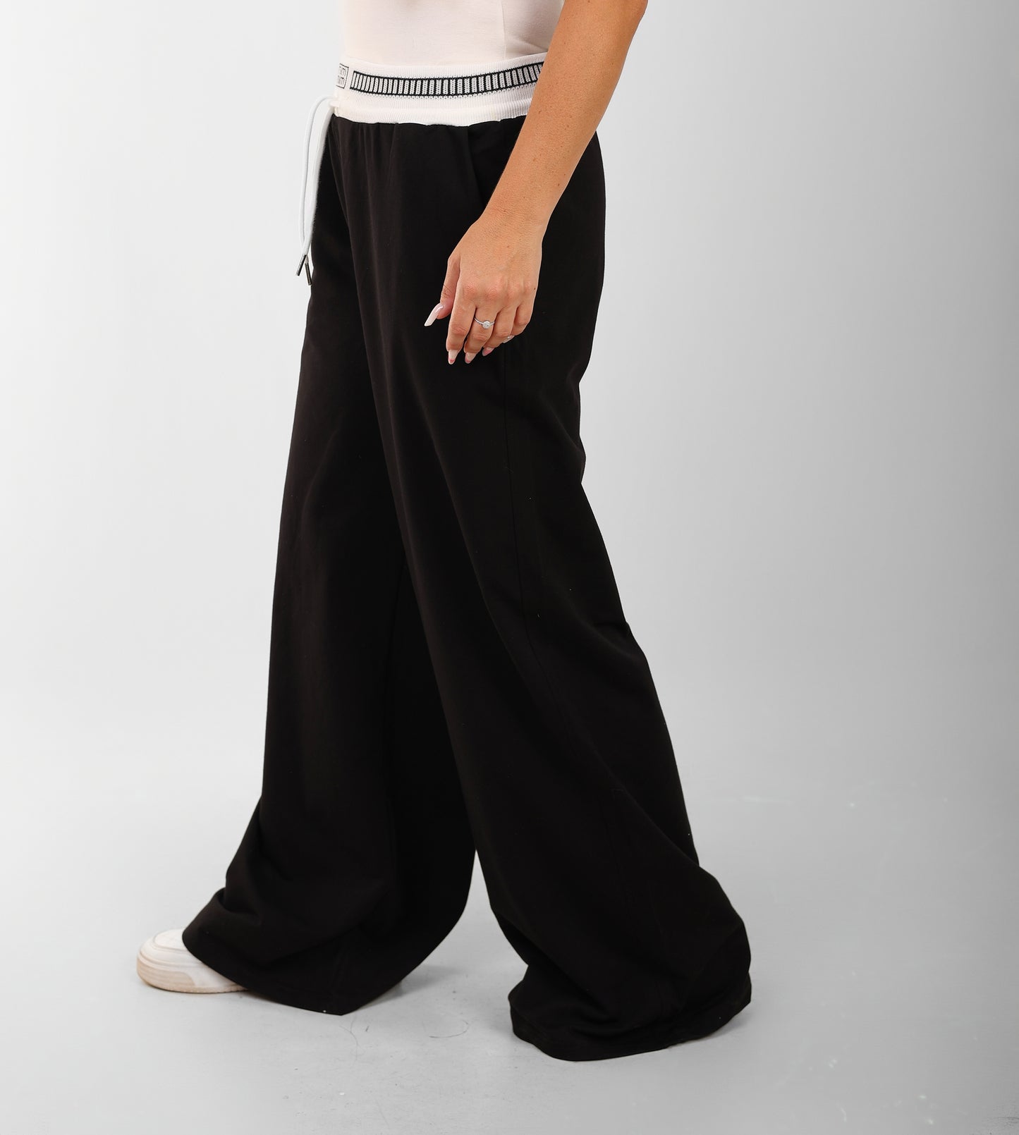 White - Black Contrast Waist Wide-Leg Joggers – Statement Edition