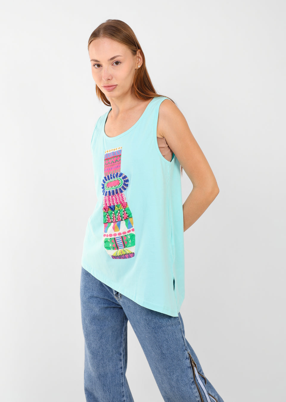 sleeveless T-shirt