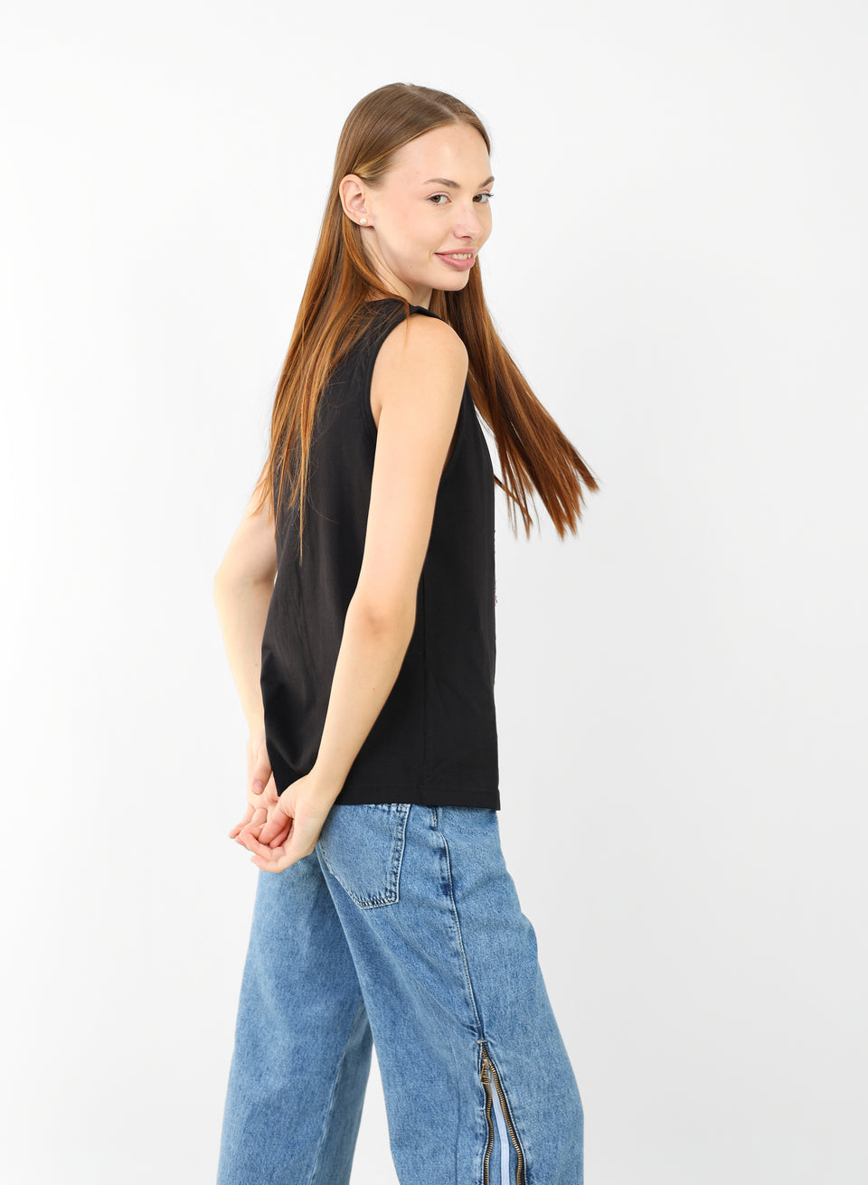sleeveless T-shirt