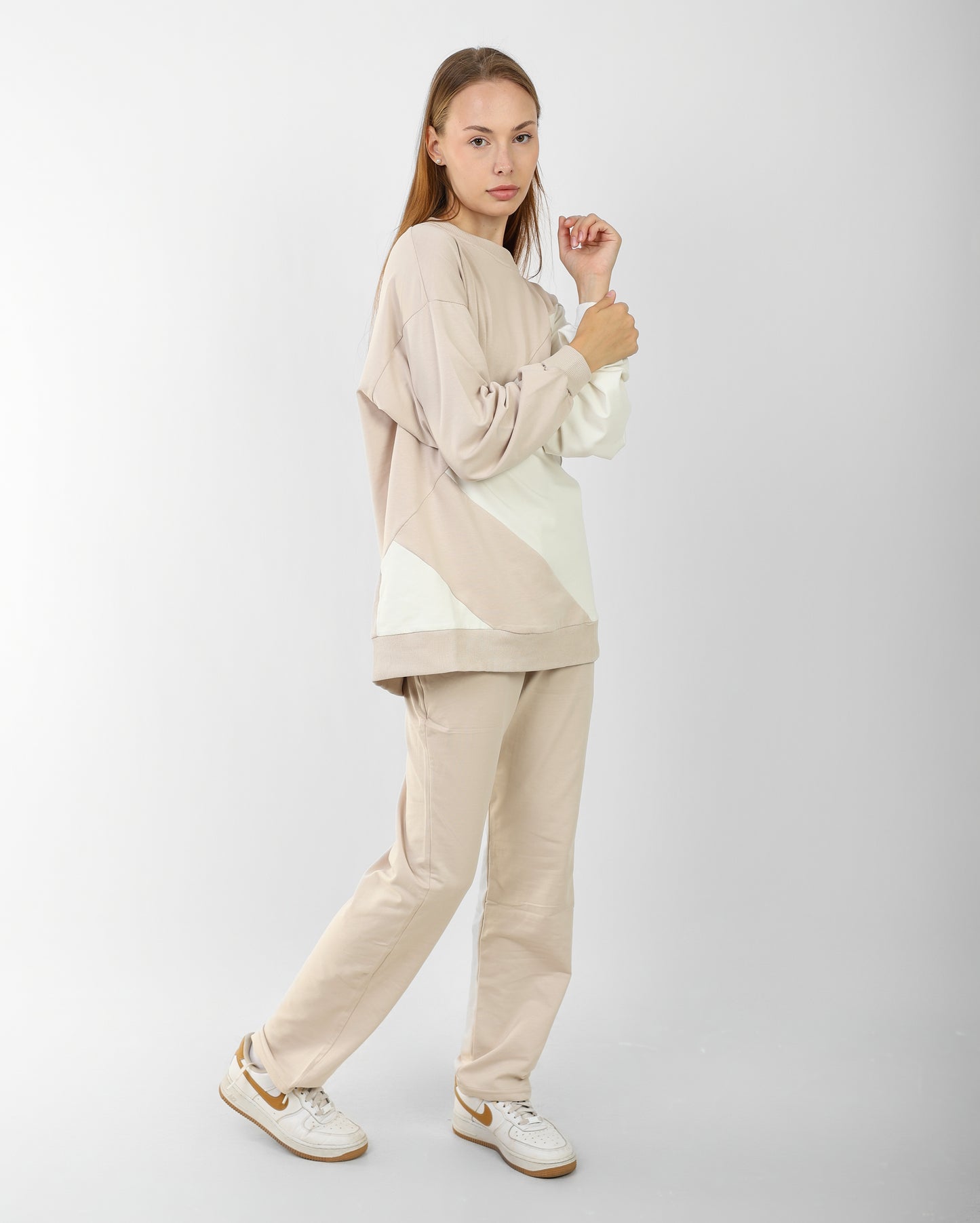 Women’s Beige & White Color Block Loungewear Set – Oversized Sweatshirt & Relaxed Pants