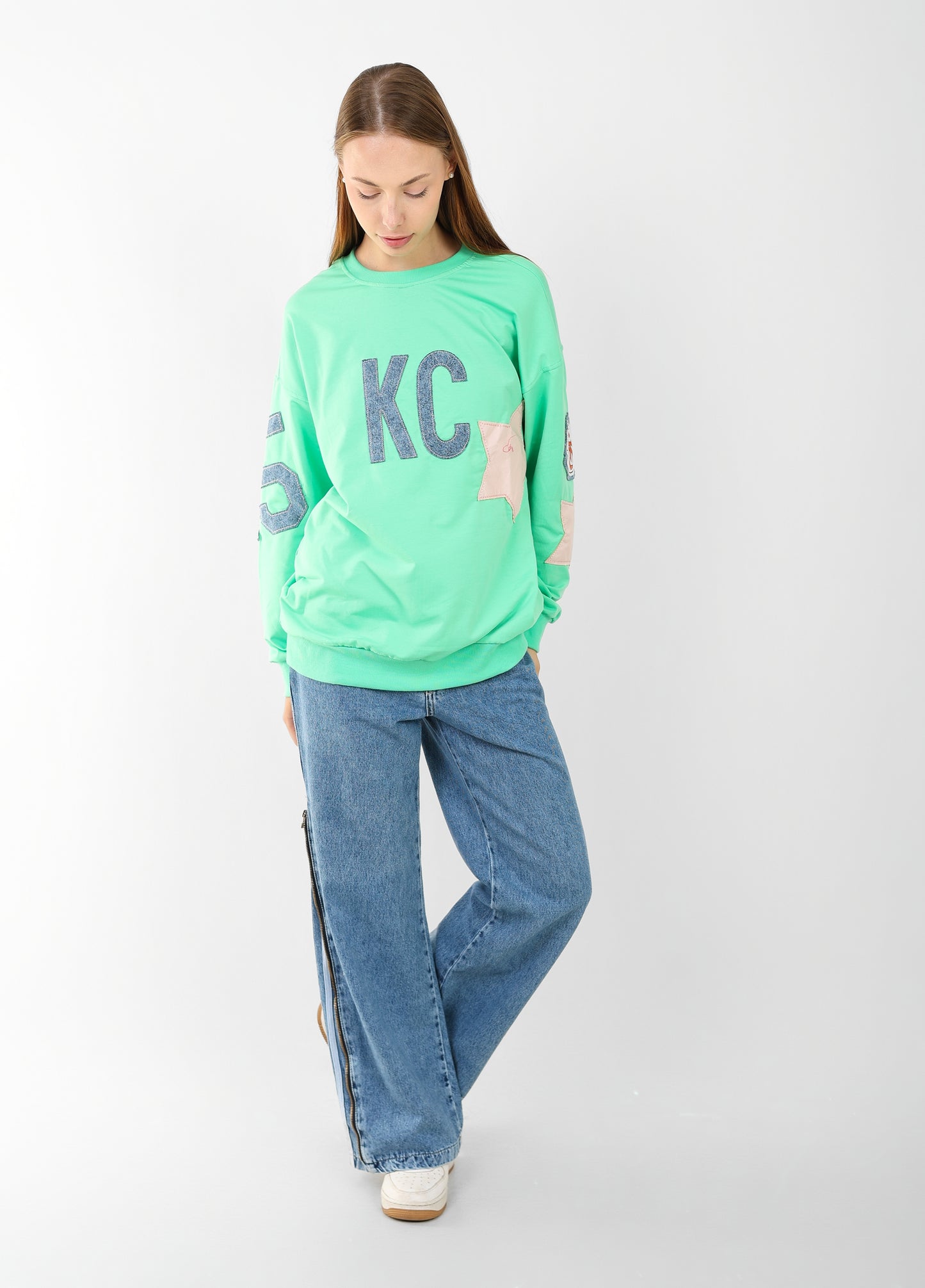 Graphic Sweatshirt with Sleeve Patches – Casual Oversized Fit